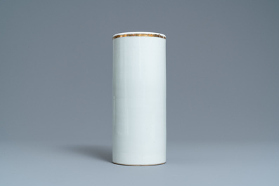 A Chinese qianjiang cai hat stand and five famille rose wares, 19/20th C.
