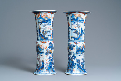 Een paar Chinese Imari-stijl 'gu' vazen, Kangxi