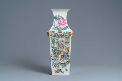 A Chinese square qianjiang cai 'antiquities' vase, 19th C.