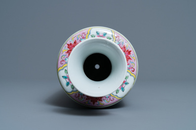 A Chinese famille rose 'rooster' vase, 19th C.