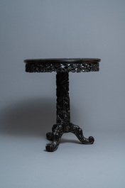 Une table en bois sculpt&eacute; au plateau en marbe, Chine, 19&egrave;me
