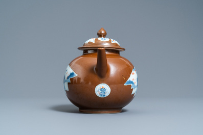 Een grote Chinese capucijnbruine theepot, Qianlong