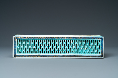 A Chinese famille rose 'erotical subject' cricket box, 1st half 19th C.