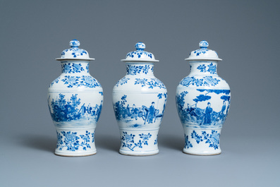 Drie Chinese blauw-witte dekselvazen, Kangxi merk, 19e eeuw