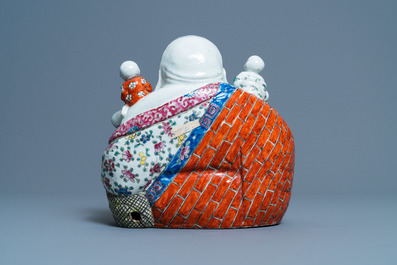 Een Chinese famille rose figuur van Boeddha, zegelmerk, 19/20e eeuw