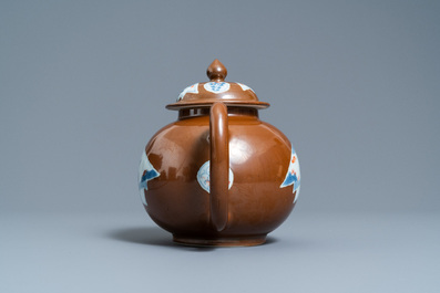 Een grote Chinese capucijnbruine theepot, Qianlong