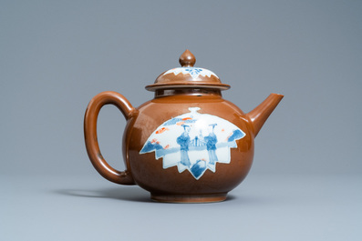 Een grote Chinese capucijnbruine theepot, Qianlong
