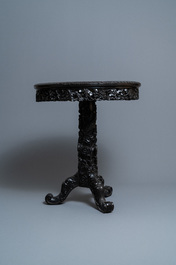 Une table en bois sculpt&eacute; au plateau en marbe, Chine, 19&egrave;me