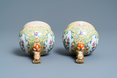 Une paire de vases en porcelaine de Chine famille rose de Canton et un &agrave; d&eacute;cor de guerriers, marque de Qianlong, 19&egrave;me