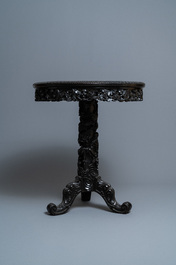Une table en bois sculpt&eacute; au plateau en marbe, Chine, 19&egrave;me