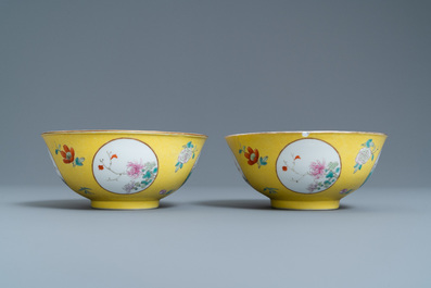 Een paar Chinese famille rose kommen met gele sgraffito fond, Guangxu merk en periode