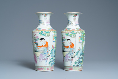Een paar Chinese famille rose vazen, Republiek