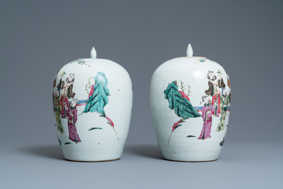 Een paar Chinese famille rose dekselpotten, 19e eeuw