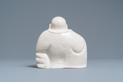 Een Chinese Dehua blanc de Chine figuur van Boeddha, 18/19e eeuw