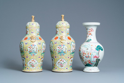 Une paire de vases en porcelaine de Chine famille rose de Canton et un &agrave; d&eacute;cor de guerriers, marque de Qianlong, 19&egrave;me