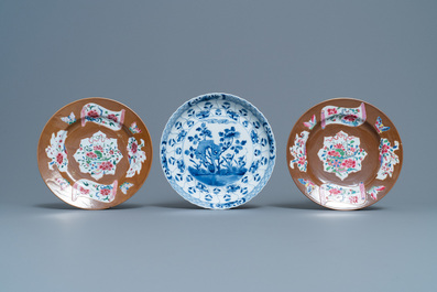 Een paar Chinese famille rose borden, Qianlong, en een blauw-wit bord, Kangxi merk en periode