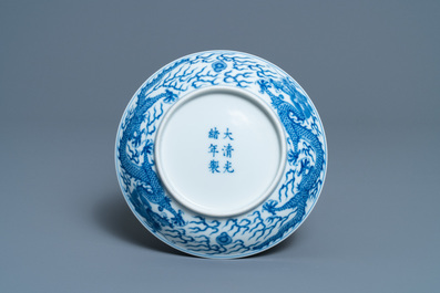 Een Chinees blauw-wit 'draken' bord, Guangxu merk en periode