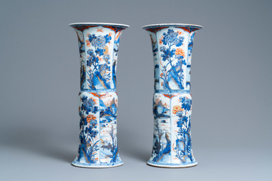 Een paar Chinese Imari-stijl 'gu' vazen, Kangxi