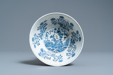 Un bol en porcelaine de Chine famille rose &agrave; fond jaune sgraffito, marque et &eacute;poque de Daoguang