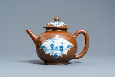 Een grote Chinese capucijnbruine theepot, Qianlong