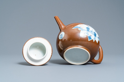 Een grote Chinese capucijnbruine theepot, Qianlong