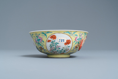 Un bol en porcelaine de Chine famille rose &agrave; fond jaune sgraffito, marque et &eacute;poque de Daoguang