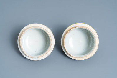 Une paire de vases en porcelaine de Chine famille rose de Canton et un &agrave; d&eacute;cor de guerriers, marque de Qianlong, 19&egrave;me