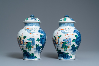 Een paar Chinese wucai dekselpotten, 19/20e eeuw