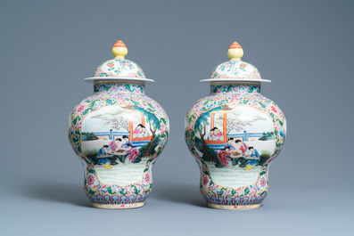 Een paar Chinese famille rose dekselvazen, Qianlong merk, Republiek