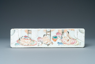 A Chinese famille rose 'erotical subject' cricket box, 1st half 19th C.