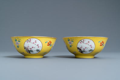 Een paar Chinese famille rose kommen met gele sgraffito fond, Guangxu merk en periode