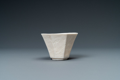 An octagonal Chinese Dehua bowl with incised floral design, Kangxi