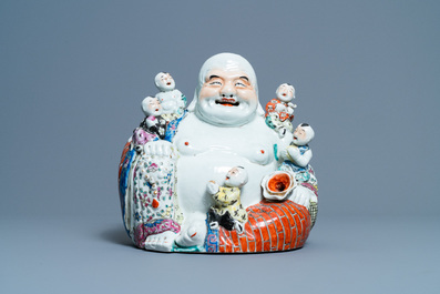 Een Chinese famille rose figuur van Boeddha, zegelmerk, 19/20e eeuw