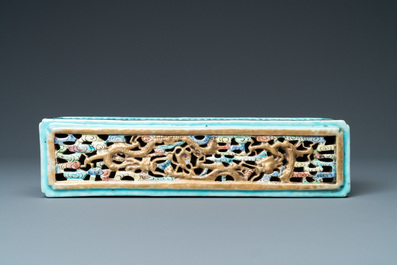 A Chinese famille rose 'erotical subject' cricket box, 1st half 19th C.