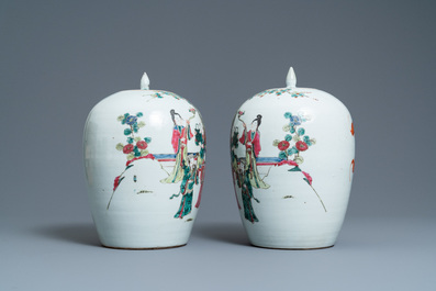 Een paar Chinese famille rose dekselpotten, 19e eeuw