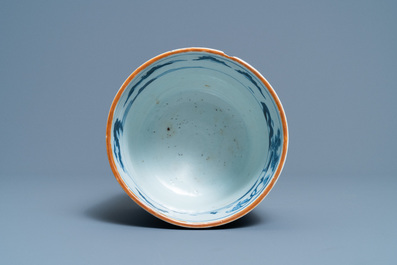 A Chinese blue and white brush pot, 18/19th C.