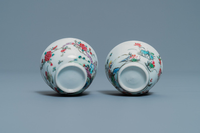 Een paar Chinese famille rose koppen en schotels met landschapsdecor, Yongzheng