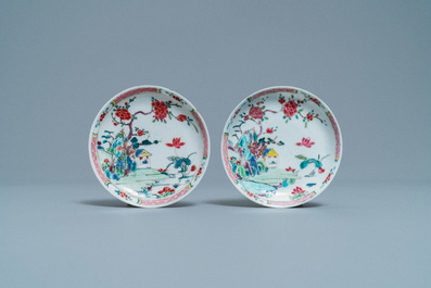 Een paar Chinese famille rose koppen en schotels met landschapsdecor, Yongzheng