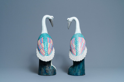 A pair of large Chinese famille rose models of cranes, 20th C.