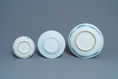 Vijf Chinese blauw-witte schotels, een kom en een dekselpot, 18/19e eeuw