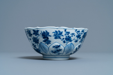 Een Chinese blauw-witte lotusvormige kom met floraal decor, Kangxi merk en periode