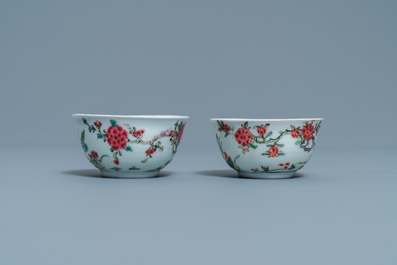 Een paar Chinese famille rose koppen en schotels met landschapsdecor, Yongzheng