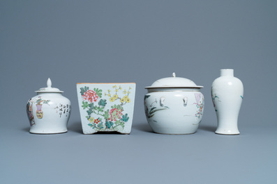 A Chinese famille rose jardini&egrave;re, two vases and a covered bowl, 19/20th C.
