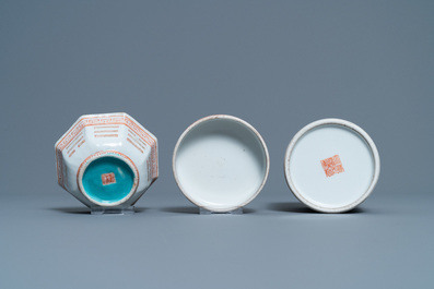 Vijf Chinese blauw-witte schotels, een kom en een dekselpot, 18/19e eeuw