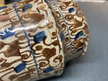 Een Hispano-Moreske albarello met lusterglazuur, Valencia, Spanje, 3e kwart 15e eeuw