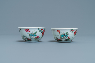 Een paar Chinese famille rose koppen en schotels met landschapsdecor, Yongzheng