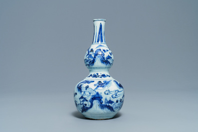 Een Chinese blauw-witte kalebasvaas, Wanli