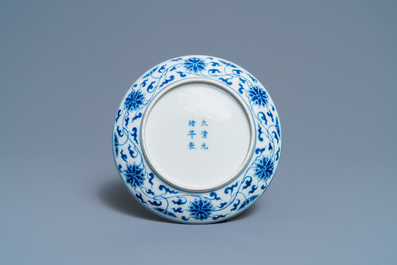 Een Chinees blauw-wit bord met lotusslingers, Guangxu merk en periode
