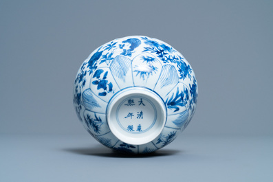 Een Chinese blauw-witte lotusvormige kom met floraal decor, Kangxi merk en periode