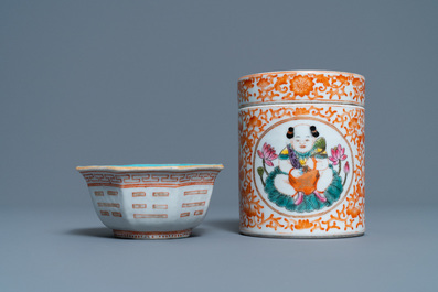 Vijf Chinese blauw-witte schotels, een kom en een dekselpot, 18/19e eeuw